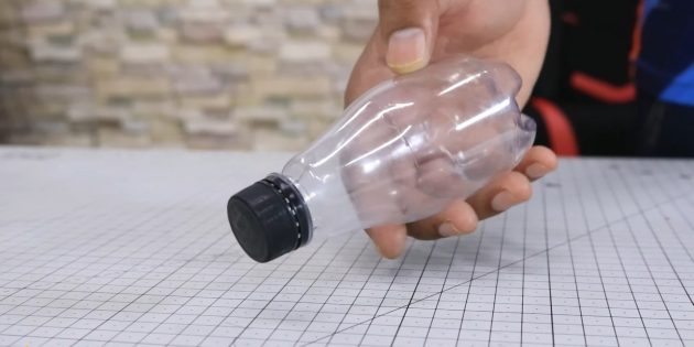 Как сделать рогатку-покетшот: возьмите бутылку от воды или сока