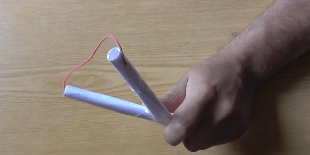 Как сделать рогатку из бумаги своими руками: прикрепите резинку