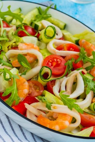 Лёгкий овощной салат с кальмарами и креветками