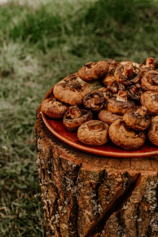 Шампиньоны с лимонным соком и чесноком на мангале