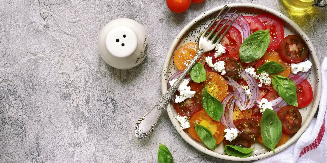 Салат с пикантными помидорами и сыром