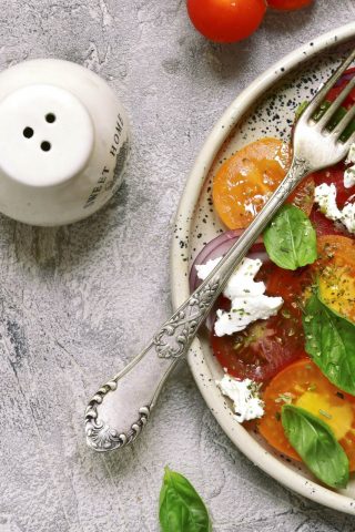Салат с пикантными помидорами и сыром