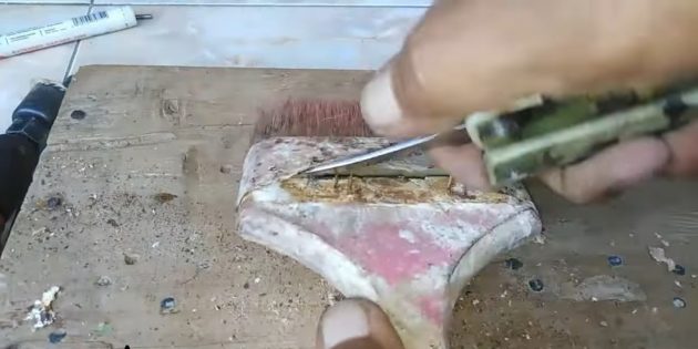 Как сделать рогатку из старой кисти: снимите ворс 