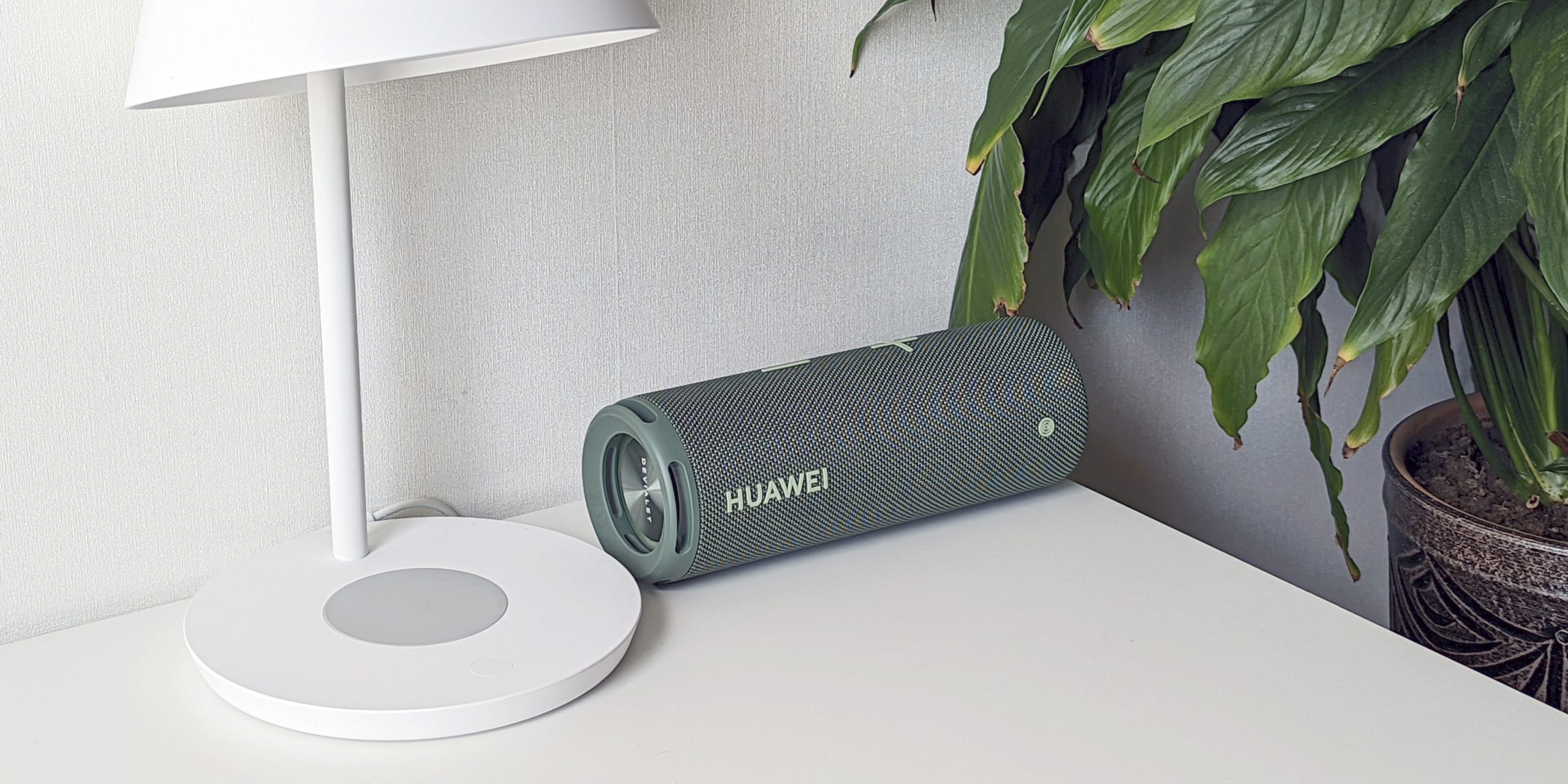 Колонка Huawei Sound Joy имеет цилиндрическую форму
