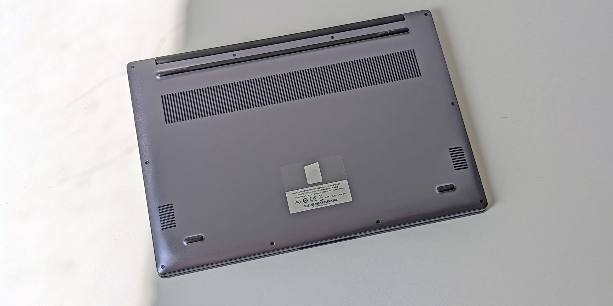 Huawei MateBook D16 2022: нижняя крышка