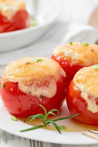 Фаршированные помидоры с сыром и фаршем, запечённые в духовке