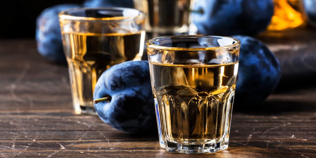 Сливовый ликёр в домашних условиях: рецепт — Лайфхакер