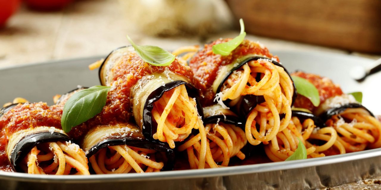 Рулетики из баклажанов со спагетти и томатным соусом