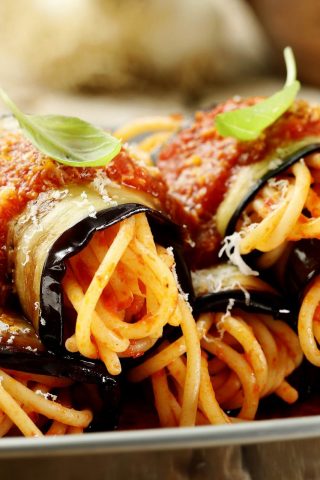 Рулетики из баклажанов со спагетти и томатным соусом