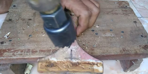 Как сделать рогатку из старой кисти: просверлите отверстие кольцевой фрезой