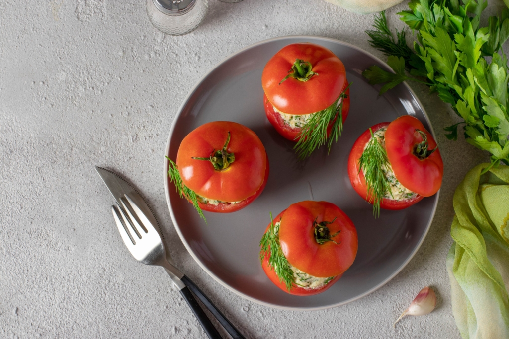 Помидоры, фаршированные курицей, сыром и яйцами: рецепт — Лайфхакер