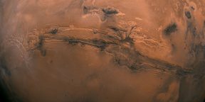 Космический зонд прислал снимки самого большого каньона Солнечной системы