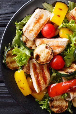 Гриль-салат с курицей и овощами