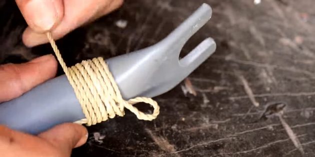Как сделать рогатку из ПВХ-трубы: обмотайте рукоять верёвкой