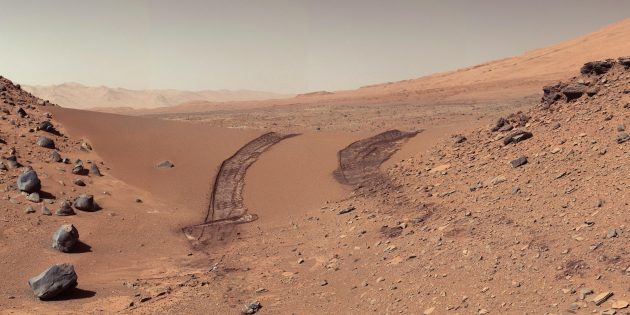 Поверхность Марса со следами Curiosity