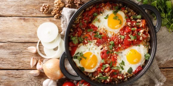 10 способов приготовить яичницу с помидорами на завтрак
