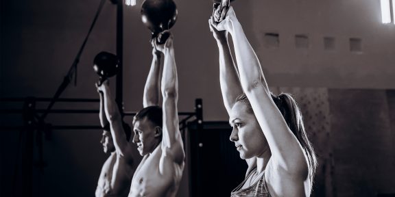 Как делать толчок гирь, чтобы прокачать выносливость и укрепить мышцы