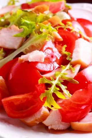 Салат с копчёной курицей и помидорами