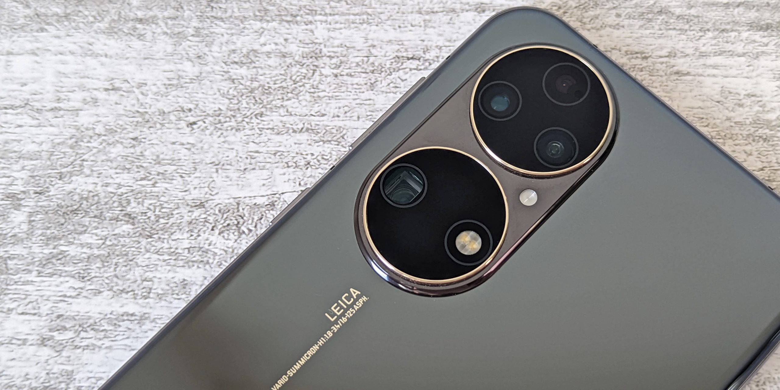 Фотомодуль Huawei P50 представляет собой две выпирающие окружности