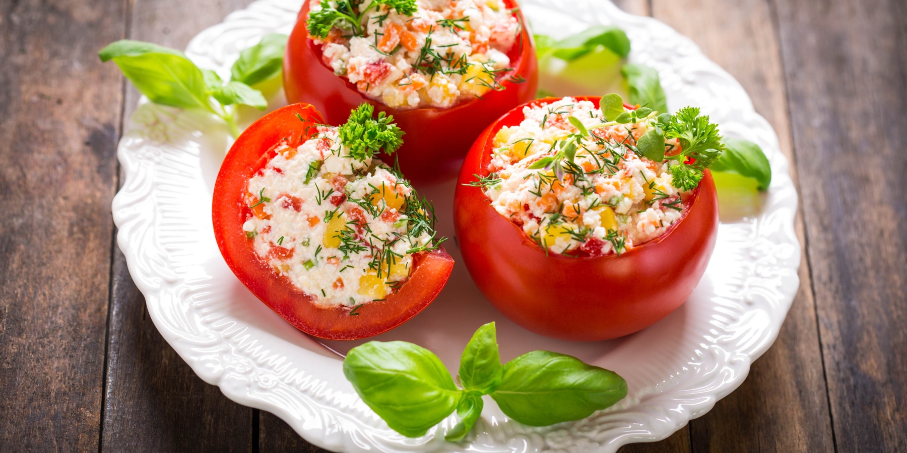 Помидоры, фаршированные сыром со шпинатом и орехами