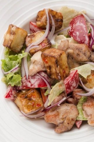 Тёплый салат с курицей и жареными баклажанами
