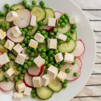 Салат со свежим зелёным горошком, редисом и фетой: рецепт