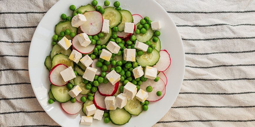 Салат с зелёным горошком, редисом и фетой