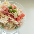 Овощной салат с помидорами, капустой, огурцами и горошком: рецепт