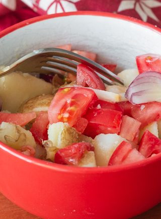 Салат с помидорами и тёплым молодым картофелем