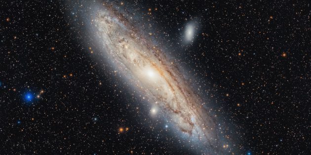 Галактика Андромеды в естественных цветах