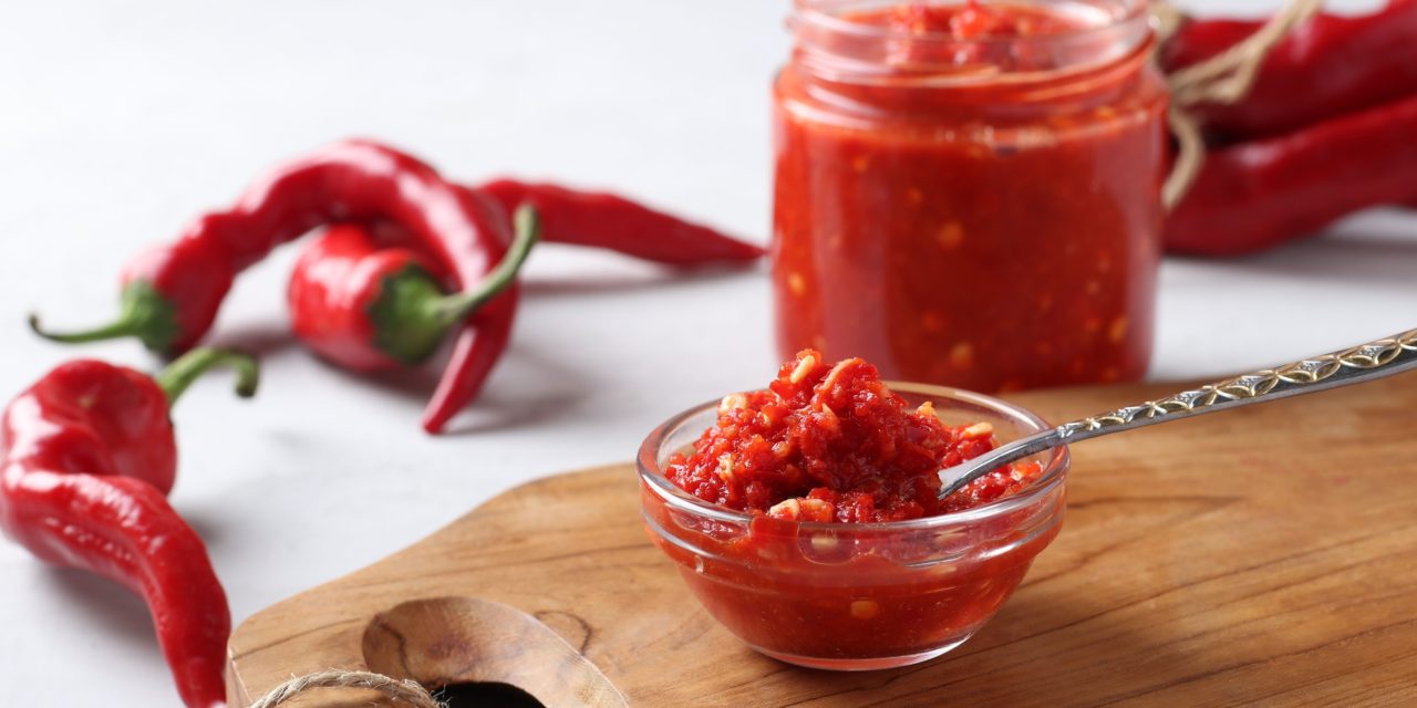 Как приготовить аджику в домашних условиях без варки: рецепт из помидор с чесноком