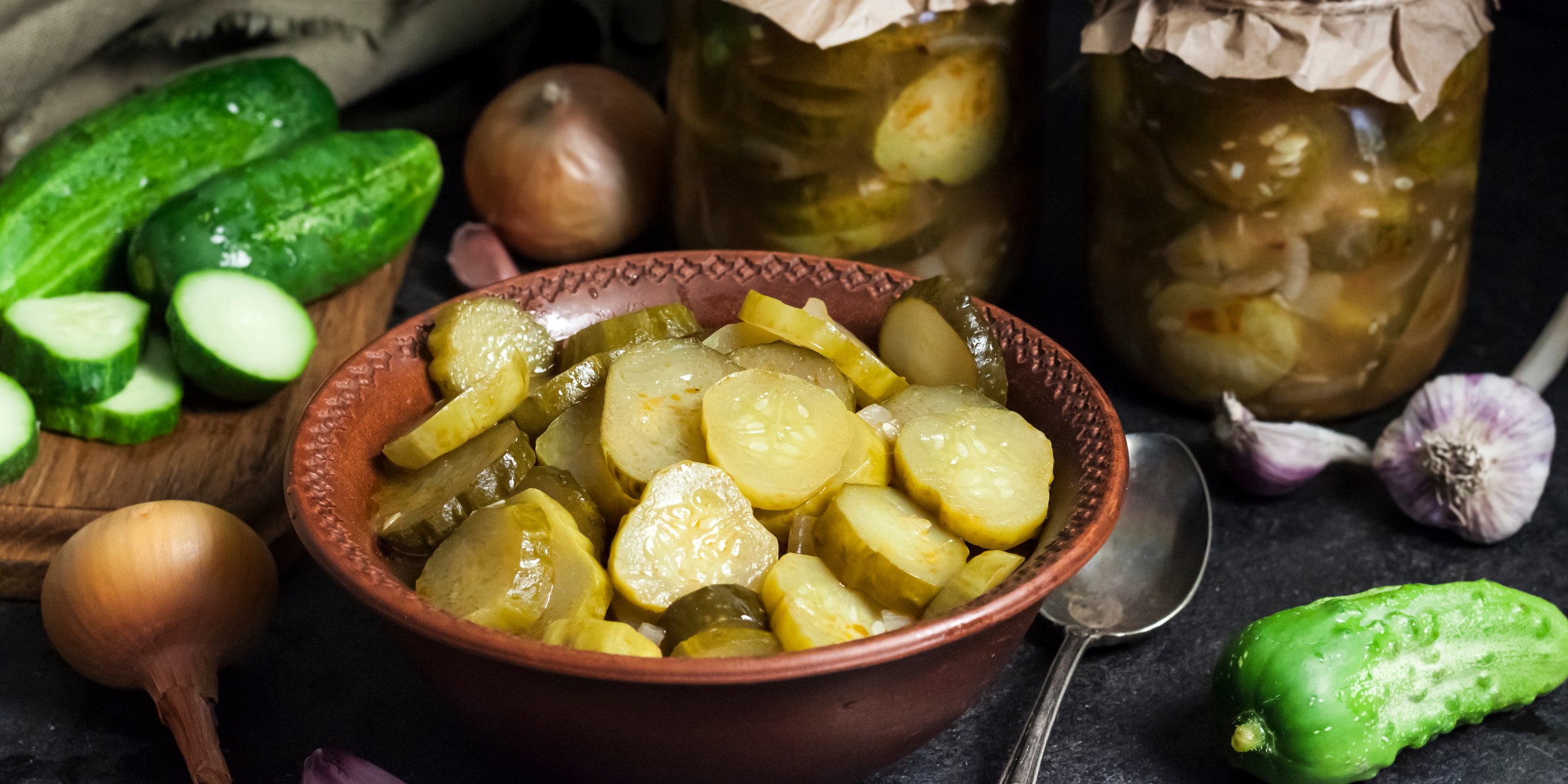 Салат из огурцов на зиму с луком и чесноком: простой рецепт - Лайфхакер