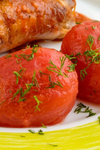 Малосольные помидоры без кожуры с чесноком и острым перцем