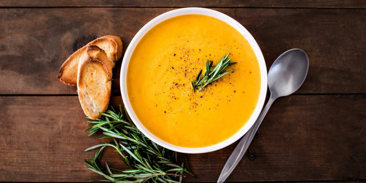 Простой тыквенный крем-суп с куркумой и кориандром