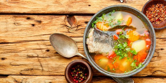Рыбный суп из головы и хвоста с овощами
