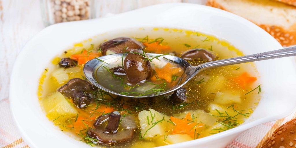 Из леса на тарелку: рецепт зимнего супа с маринованными опятами