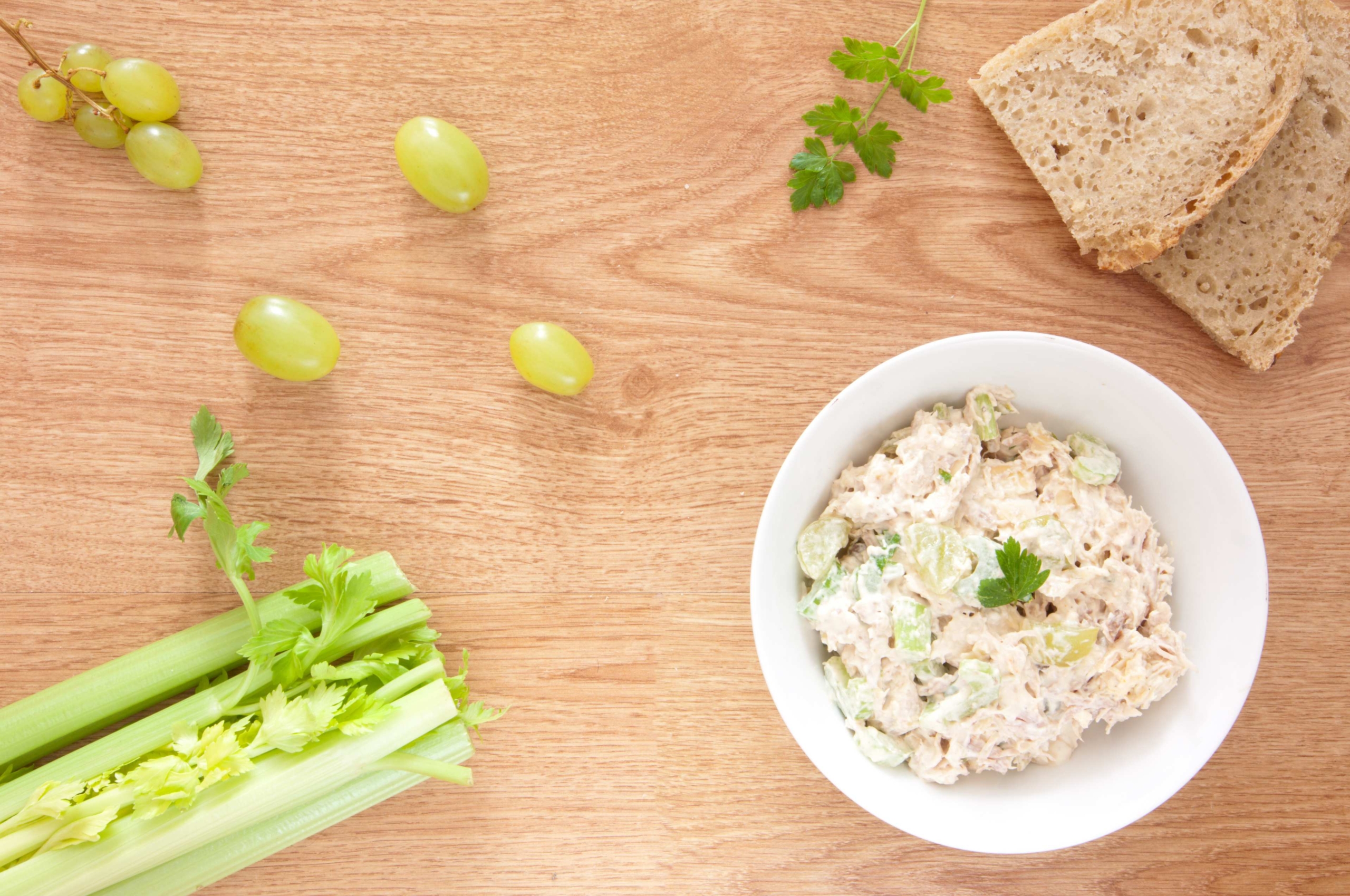 Салат из запечённой курицы с виноградом и сельдереем