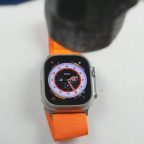 Сломали стол: блогеры проверили на прочность часы Apple Watch Ultra