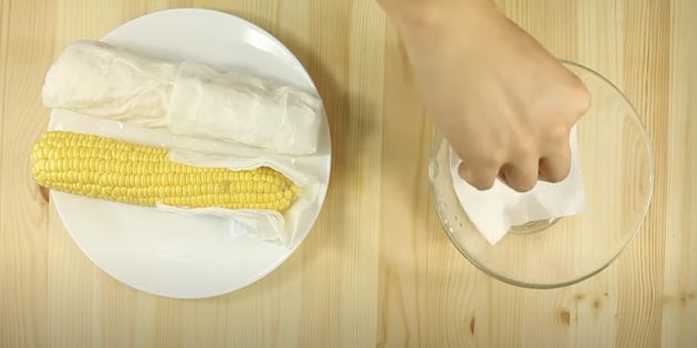 Оберните кукурузу в бумажное полотенце, смоченное в воде
