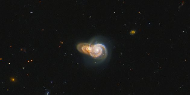 Телескоп «Хаббл» показал «столкновение» двух спиральных галактик