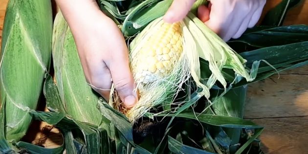 Как варить кукурузу на плите: очистите кукурузу от листьев и волокон-рылец