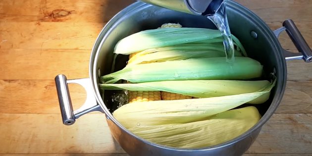 Как варить кукурузу: накройте кукурузу слоем из листьев и залейте водой