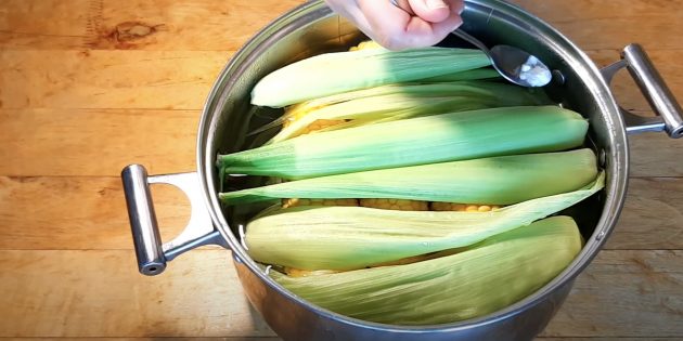 Как варить кукурузу: добавьте в воду соду на кончике чайной ложки