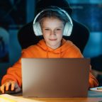 Ребёнок всё время сидит за компьютером. 6 советов, которые помогут извлечь из этого пользу