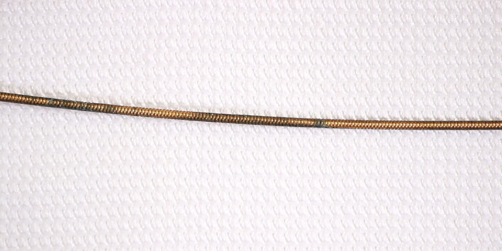 Как поменять струны на акустической гитаре — Лайфхакер