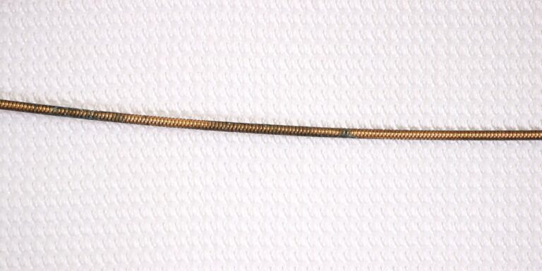 Как поменять струны на акустической гитаре — Лайфхакер