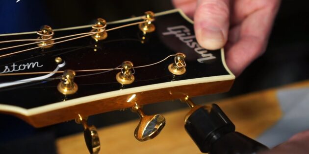 Как поменять струны на акустической гитаре: ослабьте струны