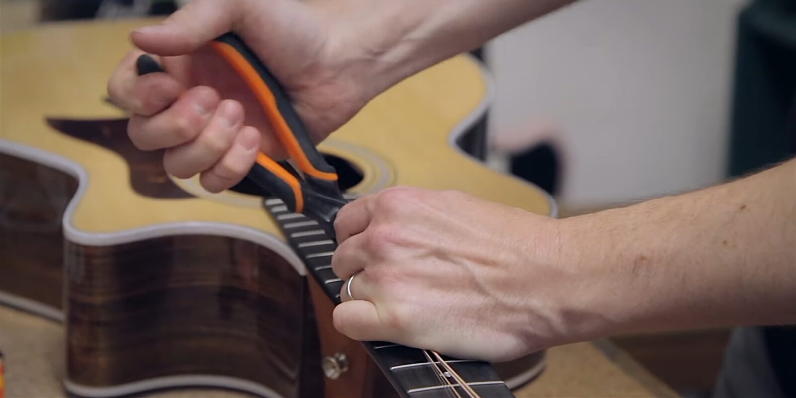Как поменять струны на акустической гитаре - Лайфхакер