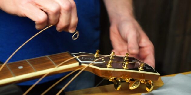Как поменять струны на акустической гитаре: снимите струны с колков