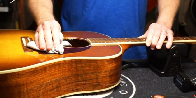 Как поменять струны на акустической гитаре: протрите гитару от пыли